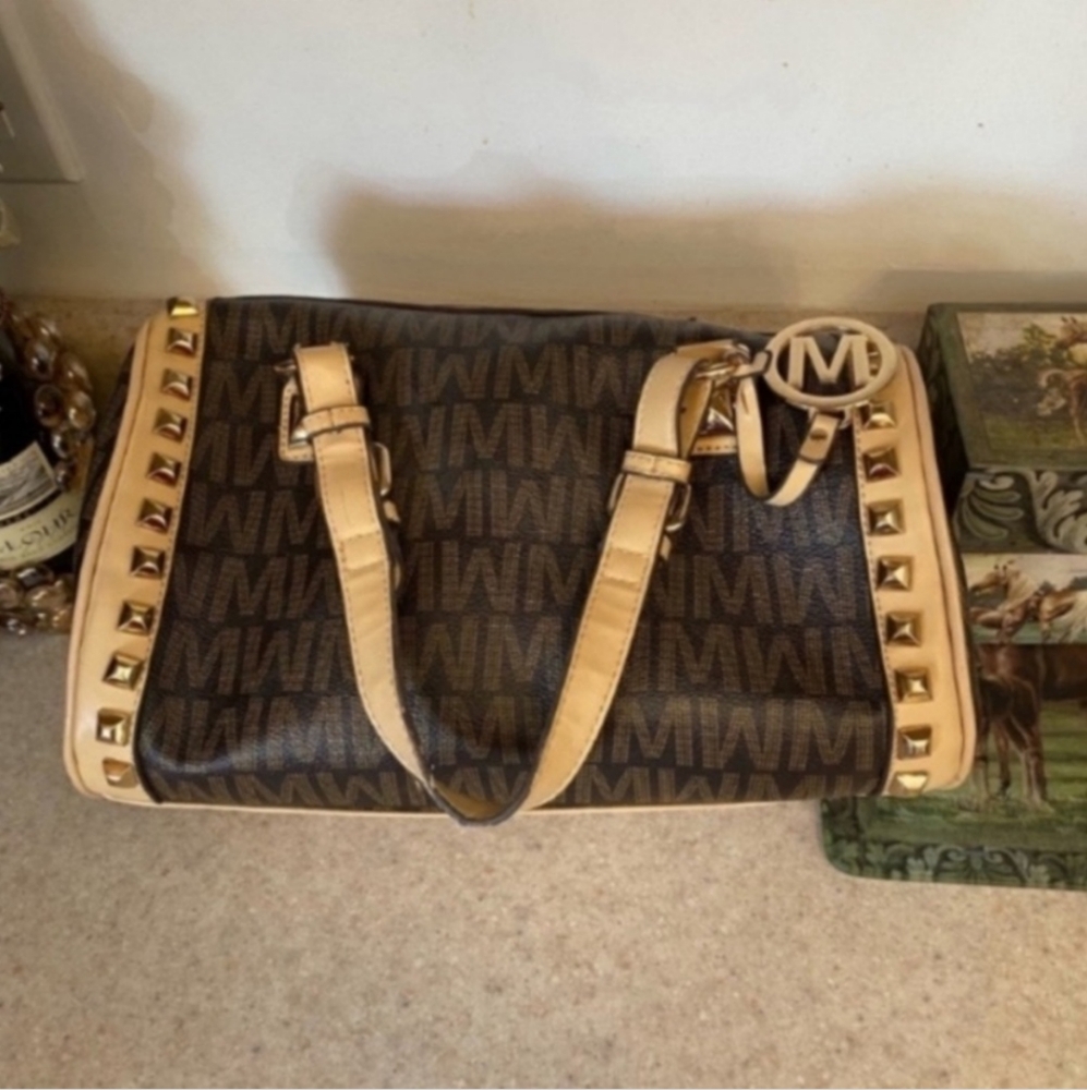 Beautiful Mia K. Farrow 'M' logo bag